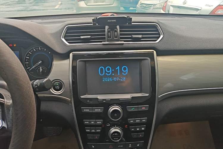 Used Haval H2 2017 Red-Label 1.5T Automatic Two-Wheel Drive Luxury Model Audio And AC Panel