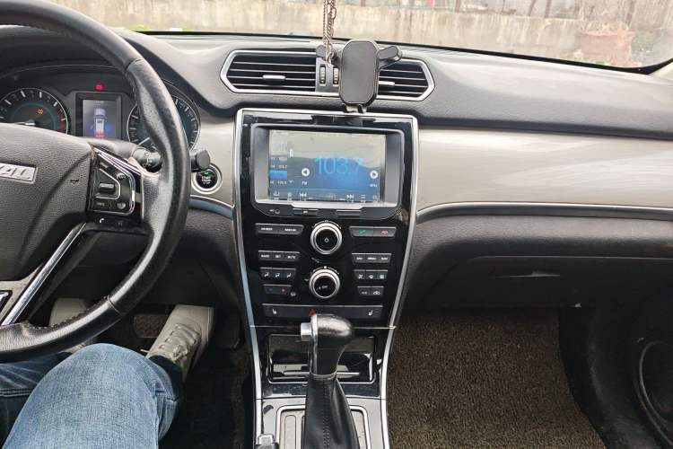 Used Haval H2 2017 Red-Label 1.5T Automatic Two-Wheel Drive Elite Model Audio And AC Panel