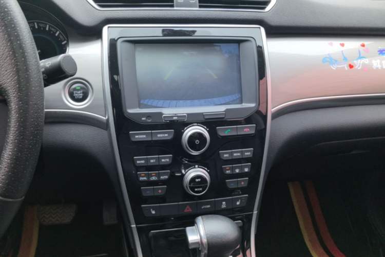 Used Haval H2 2017 Red-Label 1.5T Automatic Two-Wheel Drive Luxury Model Audio And AC Panel
