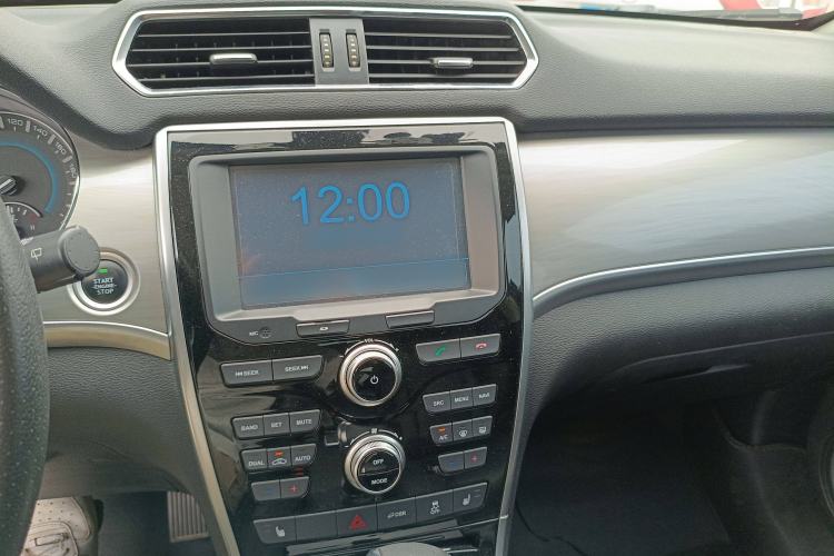 Used Haval H2 2017 Red-Label 1.5T Automatic Two-Wheel Drive Luxury Model Audio And AC Panel