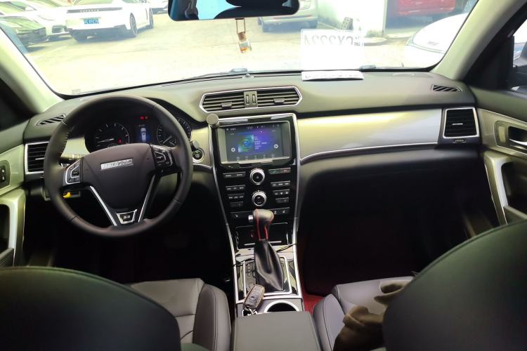 Used Haval H2 2017 Red-Label 1.5T Automatic Two-Wheel Drive Luxury Model Center Console