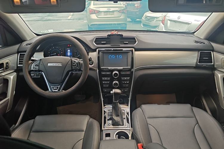Used Haval H2 2017 Red-Label 1.5T Automatic Two-Wheel Drive Luxury Model Center Console
