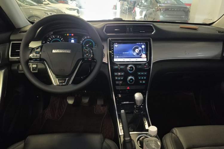 Used Haval H2 2017 Red-Label 1.5T Manual Two-Wheel Drive Comfort Model Center Console