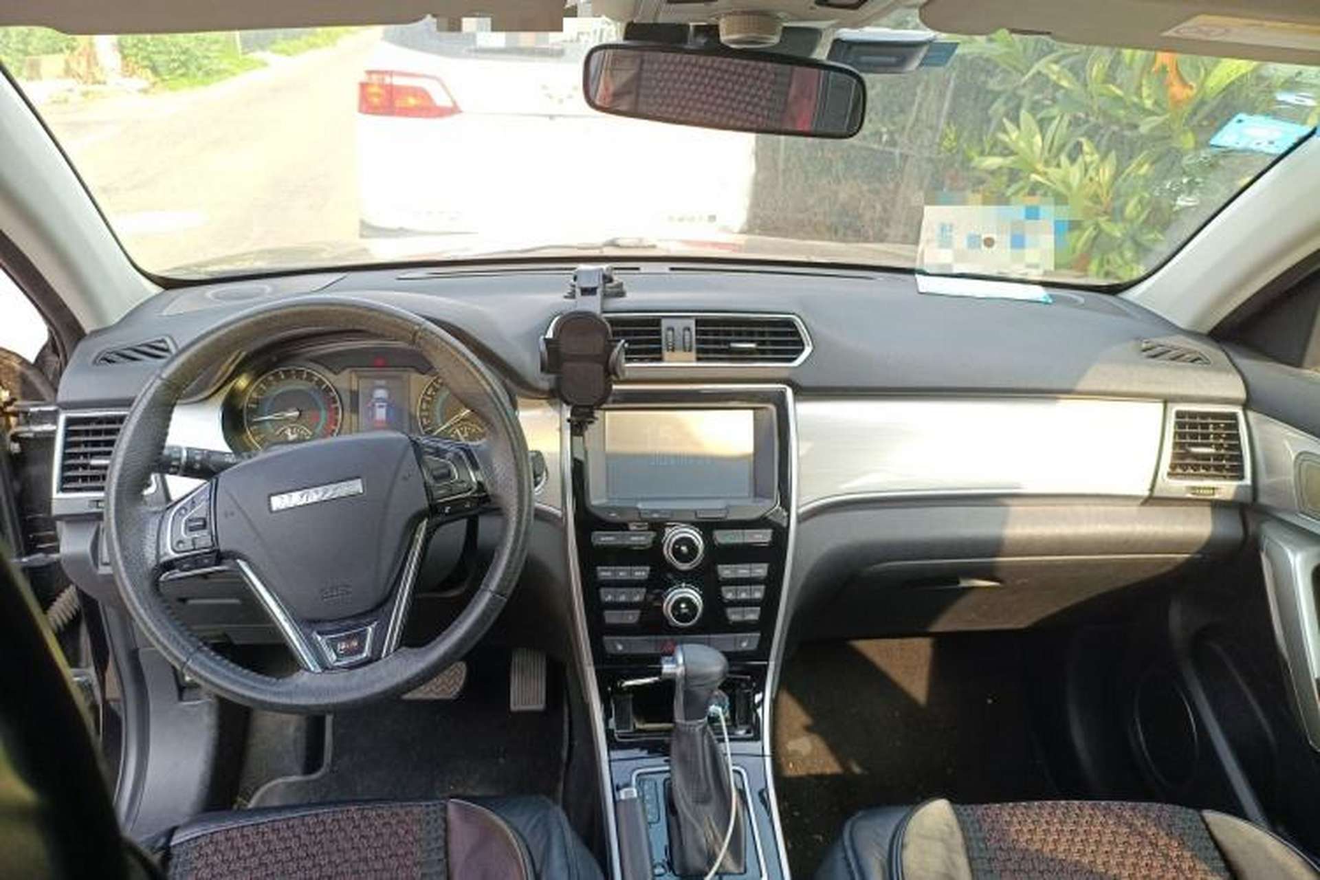 Used Haval H2 2017 Red-Label 1.5T Automatic Two-Wheel Drive Elite Model Center Console