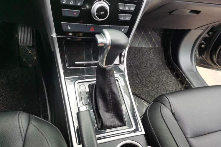 Used Haval H2 2017 Red-Label 1.5T Automatic Two-Wheel Drive Elite Model Gear Lever
