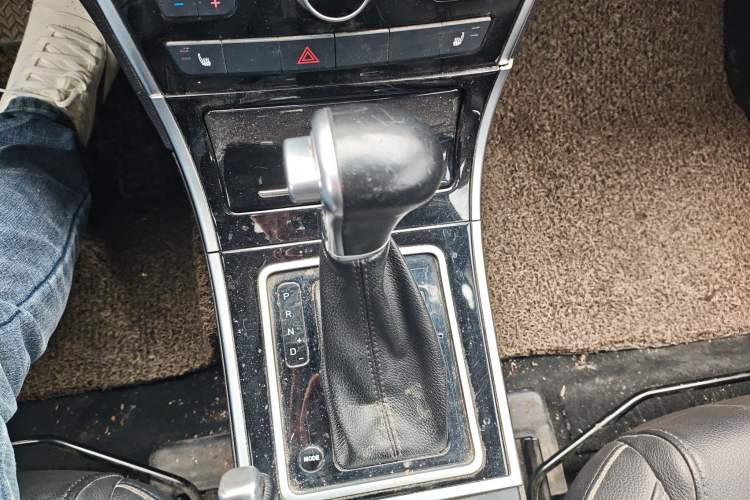 Used Haval H2 2017 Red-Label 1.5T Automatic Two-Wheel Drive Elite Model Gear Lever