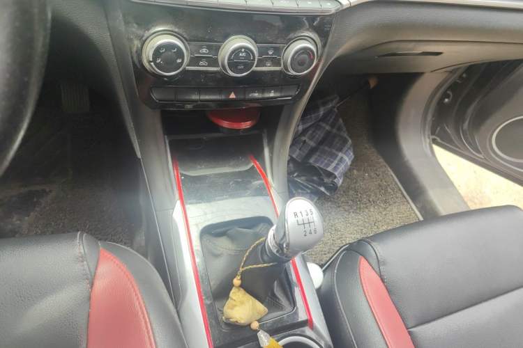 Used Haval H2 2017 Blue Label 1.5T Manual Two-Wheel Drive Luxury Model Gear Lever