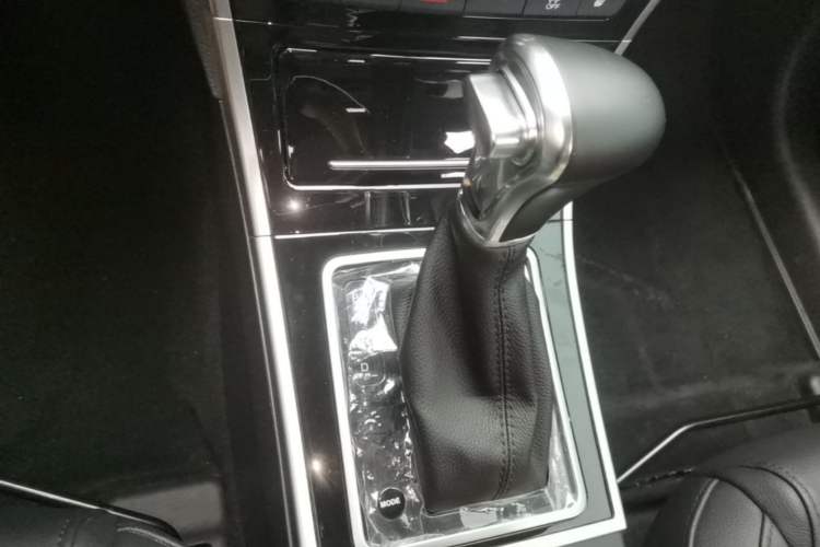 Used Haval H2 2017 Red-Label 1.5T Automatic Two-Wheel Drive Elite Model Gear Lever