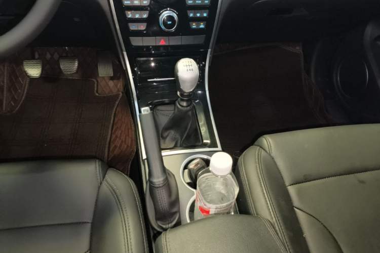 Used Haval H2 2017 Red-Label 1.5T Manual Two-Wheel Drive Comfort Model Gear Lever