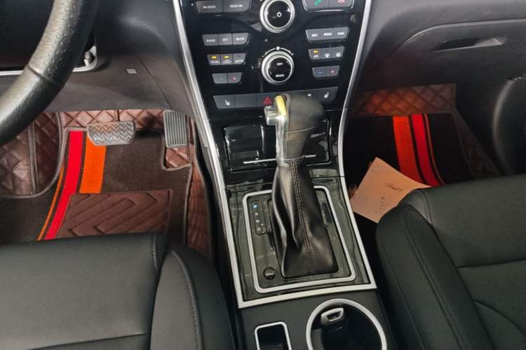 Used Haval H2 2017 Red-Label 1.5T Automatic Two-Wheel Drive Luxury Model Gear Lever