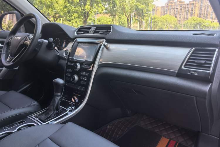 Used Haval H2 2017 Red-Label 1.5T Automatic Two-Wheel Drive Luxury Model Interior 7