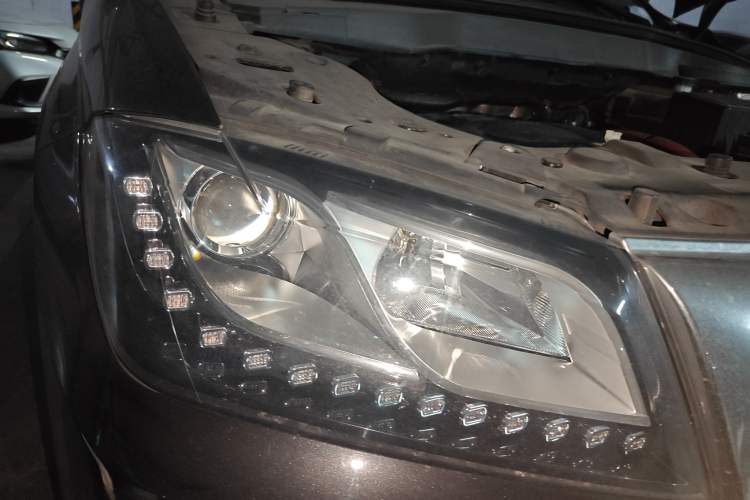 Used Haval H2 2017 Red-Label 1.5T Manual Two-Wheel Drive Luxury Model Right Front Headlight