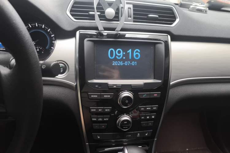 Used Haval H2 2017 Red-Label 1.5T Automatic Two-Wheel Drive Luxury Model Audio And AC Panel