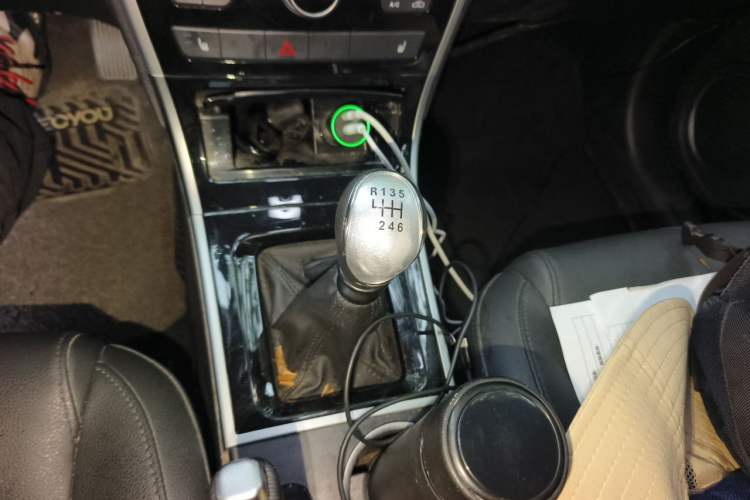 Used Haval H2 2017 Red-Label 1.5T Manual Two-Wheel-Drive Elite Model Gear Lever