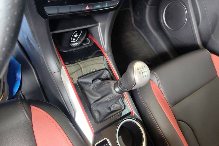 Used Haval H2 2017 Blue Label 1.5T Manual Two-Wheel Drive Elite Model Gear Lever