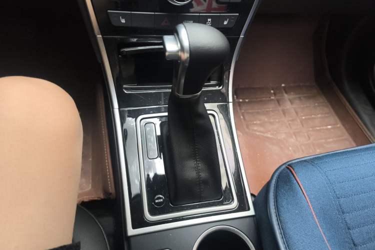 Used Haval H2 2017 Red-Label 1.5T Automatic Two-Wheel Drive Luxury Model Gear Lever