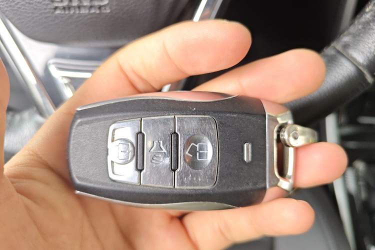 Used Haval H2 2017 Red-Label 1.5T Manual Two-Wheel Drive Luxury Model Vehicle Key