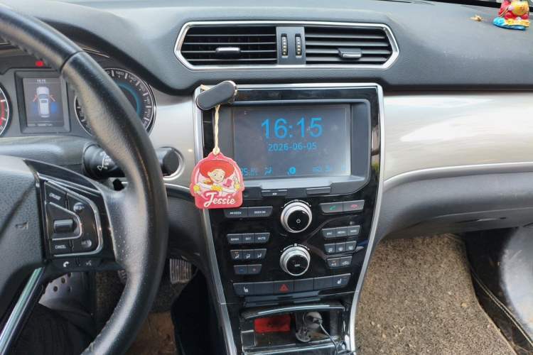 Used Haval H2 2017 Red-Label 1.5T Manual Two-Wheel-Drive Elite Model Audio And AC Panel