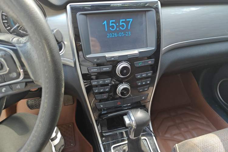 Used Haval H2 2017 Red-Label 1.5T Automatic Two-Wheel Drive Elite Model Audio And AC Panel