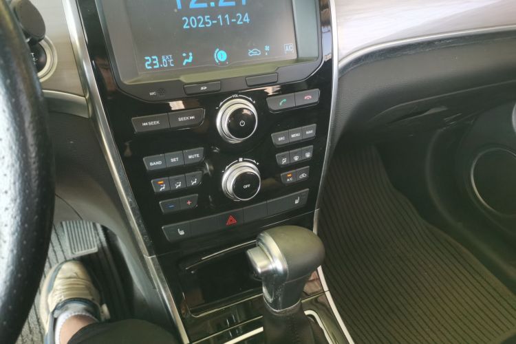 Used Haval H2 2017 Red-Label 1.5T Automatic Two-Wheel Drive Elite Model Audio And AC Panel