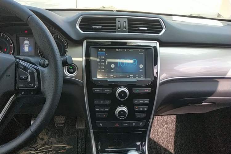 Used Haval H2 2017 Red-Label 1.5T Manual Two-Wheel Drive Luxury Model Audio And AC Panel
