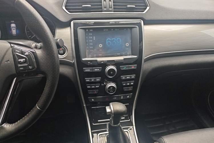 Used Haval H2 2017 Red-Label 1.5T Automatic Two-Wheel Drive Luxury Model Audio And AC Panel