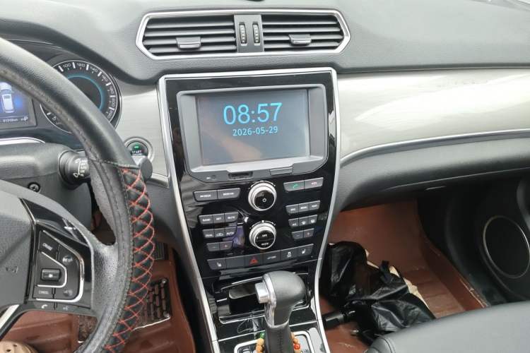Used Haval H2 2017 Red-Label 1.5T Automatic Two-Wheel Drive Luxury Model Audio And AC Panel