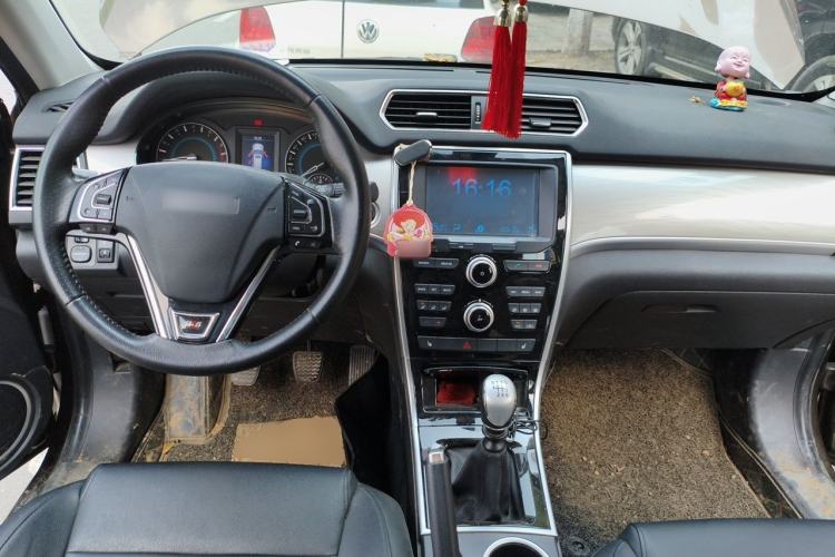 Used Haval H2 2017 Red-Label 1.5T Manual Two-Wheel-Drive Elite Model Center Console