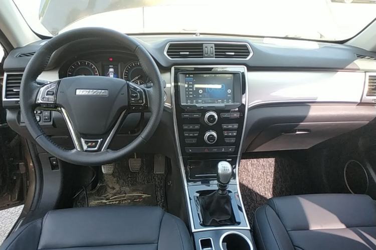 Used Haval H2 2017 Red-Label 1.5T Manual Two-Wheel Drive Luxury Model Center Console