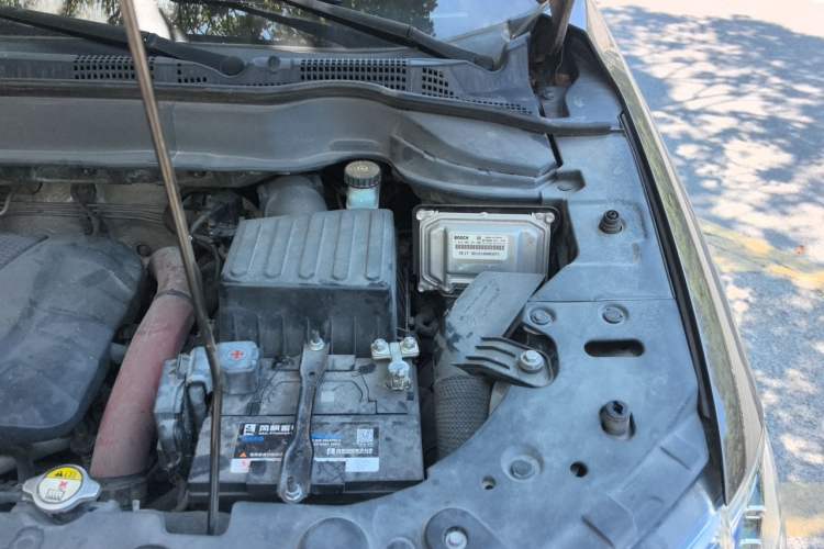 Used Haval H2 2017 Red-Label 1.5T Manual Two-Wheel-Drive Elite Model Engine Bay Left