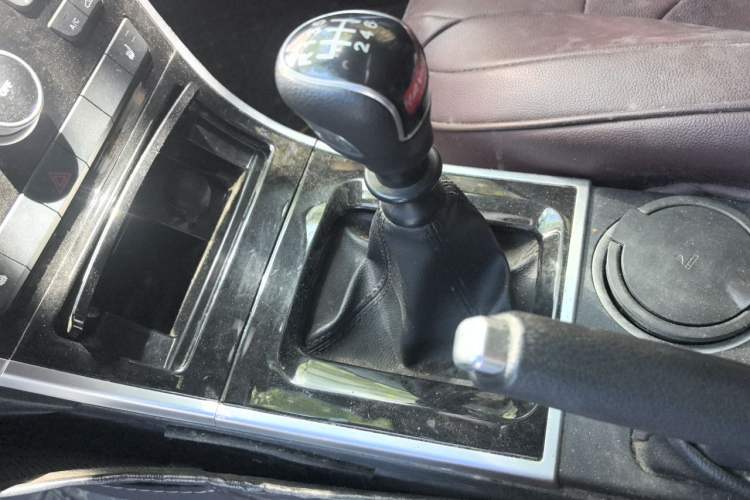 Used Haval H2 2017 Red-Label 1.5T Manual Two-Wheel-Drive Elite Model Gear Lever