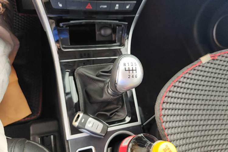 Used Haval H2 2017 Red-Label 1.5T Manual Two-Wheel Drive Luxury Model Gear Lever