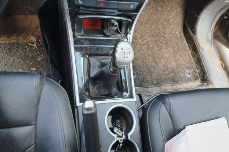 Used Haval H2 2017 Red-Label 1.5T Manual Two-Wheel-Drive Elite Model Gear Lever
