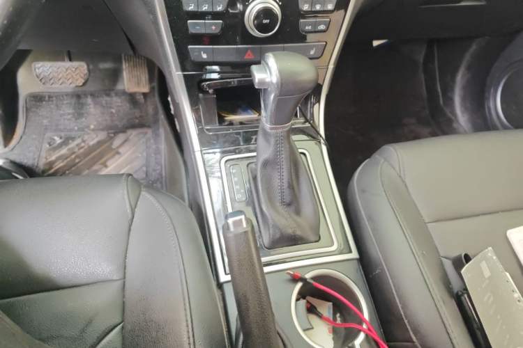 Used Haval H2 2017 Red-Label 1.5T Automatic Two-Wheel Drive Elite Model Gear Lever