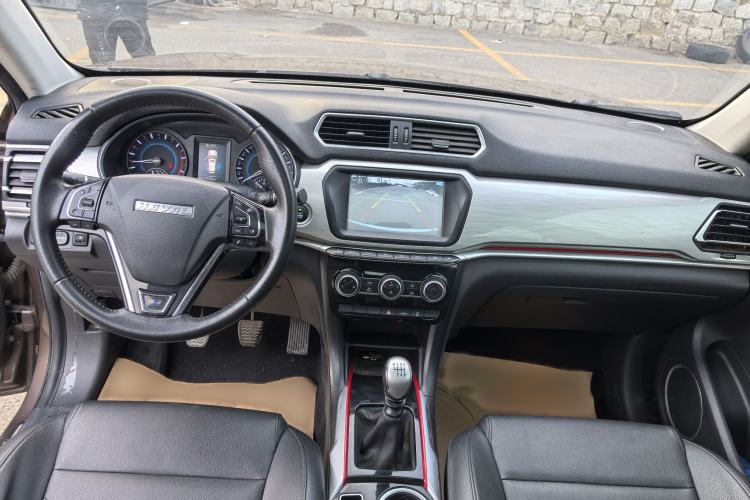 Used Haval H2 2017 Blue Label 1.5T Manual Two-Wheel Drive Luxury Model Interior 3