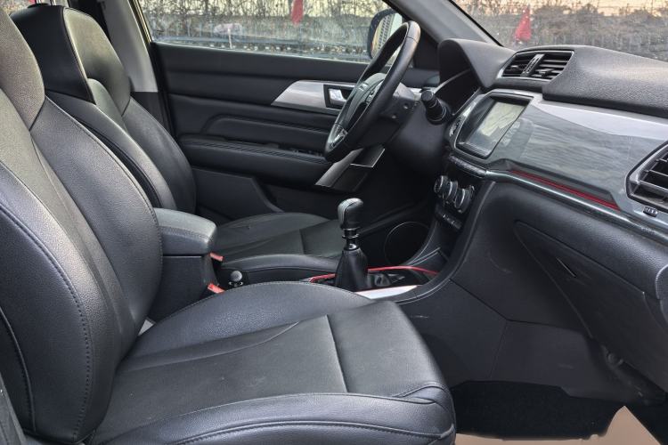 Used Haval H2 2017 Blue Label 1.5T Manual Two-Wheel Drive Luxury Model Interior 5