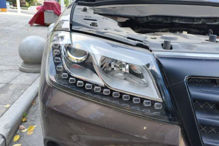 Used Haval H2 2017 Red-Label 1.5T Manual Two-Wheel-Drive Elite Model Right Front Headlight