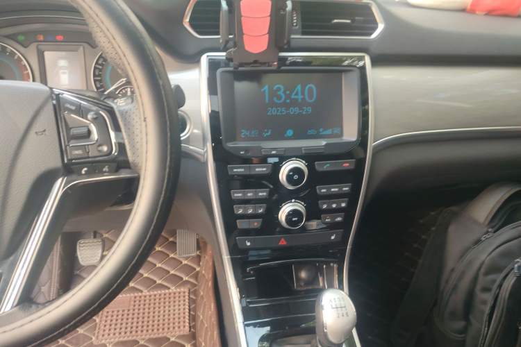 Used Haval H2 2017 Red-Label 1.5T Manual Two-Wheel-Drive Elite Model Audio And AC Panel