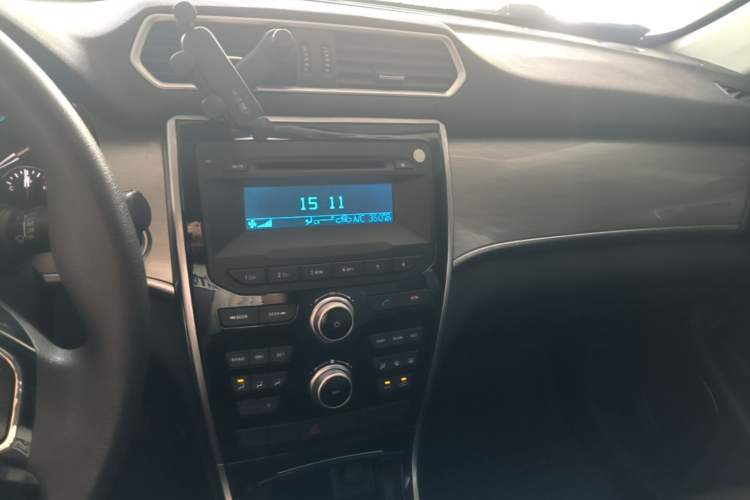Used Haval H2 2017 Red-Label 1.5T Manual Two-Wheel Drive Comfort Model Audio And AC Panel