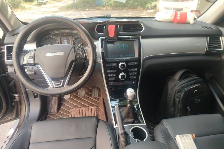 Used Haval H2 2017 Red-Label 1.5T Manual Two-Wheel-Drive Elite Model Center Console