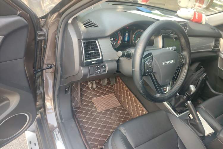Used Haval H2 2017 Red-Label 1.5T Manual Two-Wheel-Drive Elite Model Driver Seat