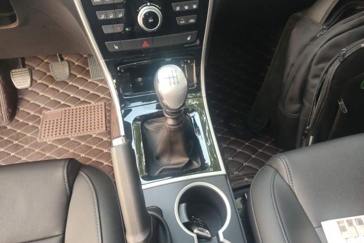 Used Haval H2 2017 Red-Label 1.5T Manual Two-Wheel-Drive Elite Model Gear Lever