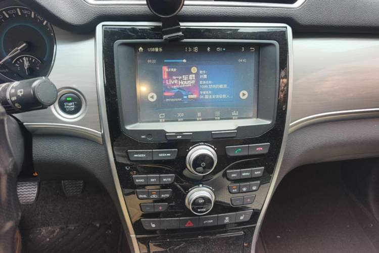 Used Haval H2 2017 Red-Label 1.5T Manual Two-Wheel Drive Luxury Model Audio And AC Panel