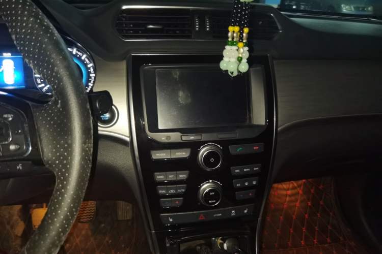 Used Haval H2 2017 Red-Label 1.5T Manual Two-Wheel Drive Luxury Model Audio And AC Panel
