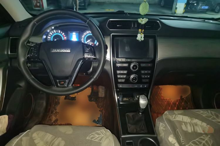 Used Haval H2 2017 Red-Label 1.5T Manual Two-Wheel Drive Luxury Model Center Console