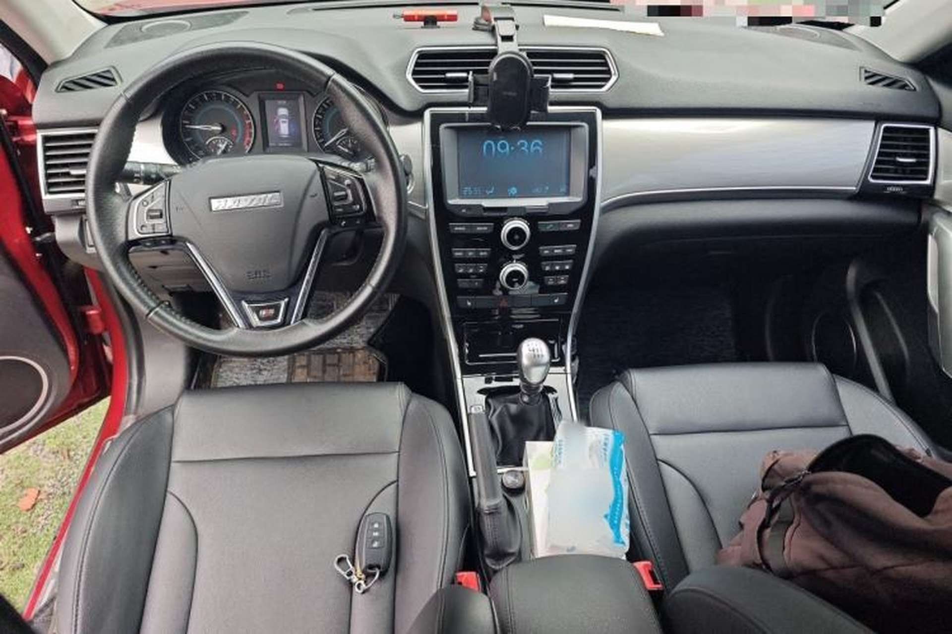 Used Haval H2 2017 Red-Label 1.5T Manual Two-Wheel-Drive Elite Model Center Console