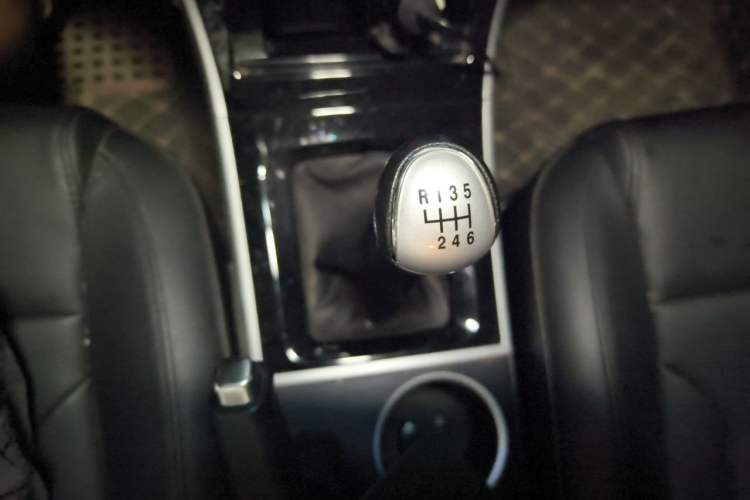 Used Haval H2 2017 Red-Label 1.5T Manual Two-Wheel-Drive Elite Model Gear Lever