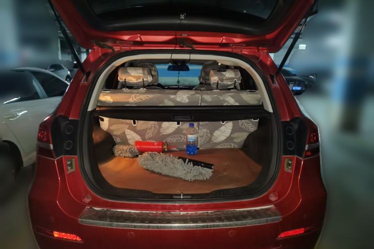 Used Haval H2 2017 Red-Label 1.5T Manual Two-Wheel Drive Luxury Model Trunk