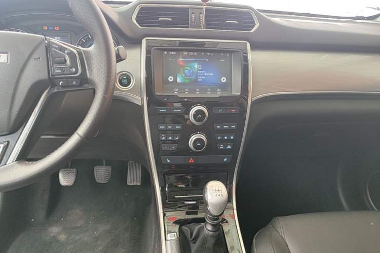 Used Haval H2 2017 Red-Label 1.5T Manual Two-Wheel-Drive Elite Model Audio And AC Panel