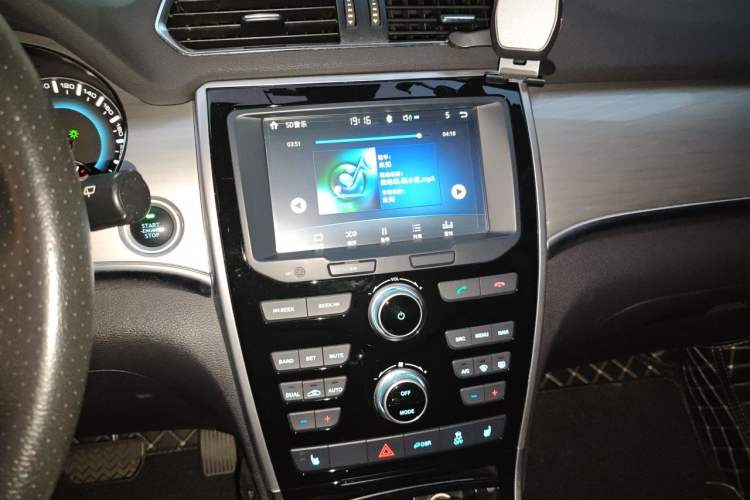 Used Haval H2 2017 Red-Label 1.5T Automatic Two-Wheel Drive Luxury Model Audio And AC Panel